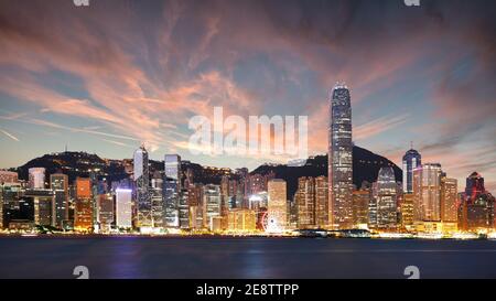 Skyline di Hong Kong di notte, Cina Foto Stock