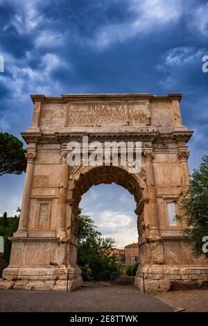 Arco di Tito (Arco di Tito) nella città di Roma, costruito nel 81 d.C. dall'Imperatore Domiziano Foto Stock