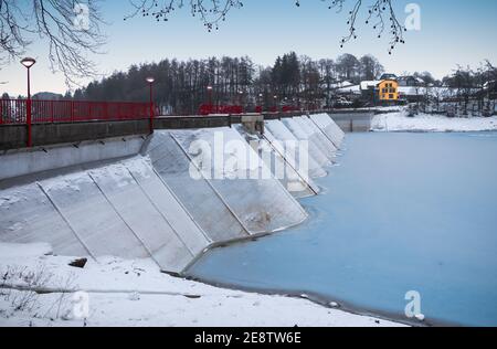 Diga sul lago congelato a Bütgenbach, Ardenne, Belgio. Foto Stock