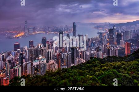 Skyline di Hong Kong di notte da Victoria Peak Foto Stock