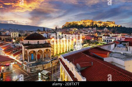 Vista panoramica sopra la città vecchia di Atene e il tempio del Partenone dell'Acropoli durante il sunrise Foto Stock