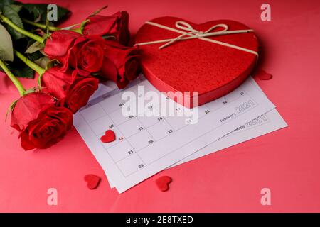 San Valentino. Cuori e rose rosse sulla pagina Calendario. 14 febbraio di San Valentino. Sfondo rosa. Foto Stock