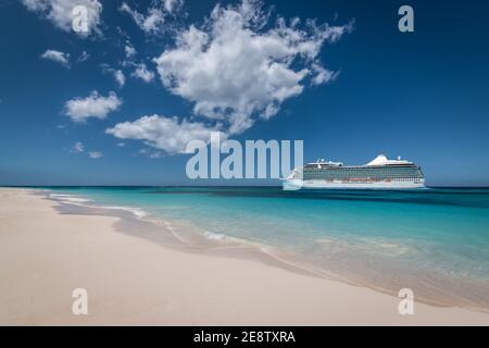 Vista laterale della nave da crociera sulla spiaggia Foto Stock