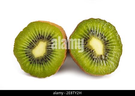 Un kiwifruit a fette isolato su sfondo bianco Foto Stock