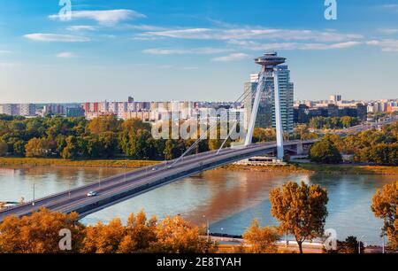 SNP ponte oltre il fiume del Danubio nella città di Bratislava, Slovacchia Foto Stock