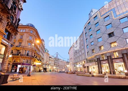 Vienna, Austria - 1 dicembre 2015: La zona pedonale di Vienna. Graben - una delle strade più famose di Vienna. Foto Stock