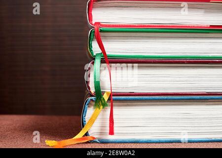 Pila di libri colorati per bambini sulla libreria vintage. Libreria e sfondi della biblioteca Foto Stock