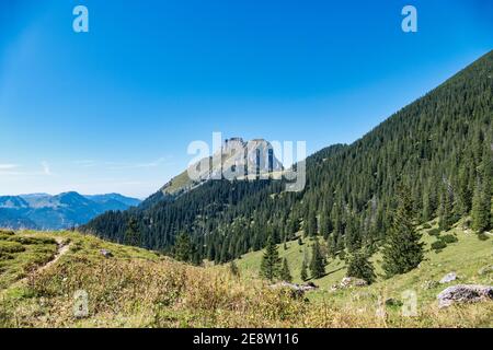 Vista sul famoso fiume rosso di montagna e Gimpel nella valle da Tannheim in Austria. Foto Stock