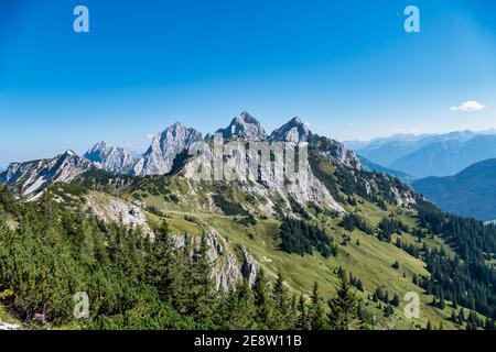 Vista sul famoso fiume rosso di montagna e Gimpel nella valle da Tannheim in Austria. Foto Stock