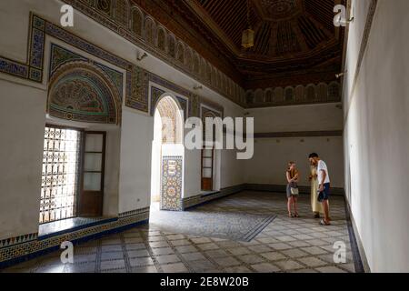 Soffitto in legno scolpito e dipinto in una delle camere intorno al cortile del Palazzo Bahia a Marrakech, Marocco. Foto Stock