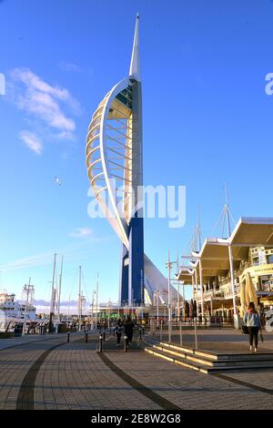 La torre di spinnaker si trova sullo storico lungomare di Portsmouth Foto Stock