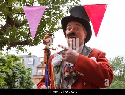 Performer con burattino al Covent Garden May Fayre and Puppet Festival, Londra, Regno Unito Foto Stock