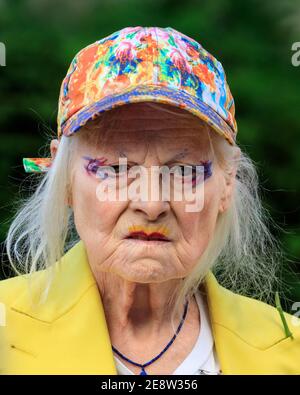 Dame Vivienne Westwood, stilista britannico durante la sua protesta "i Am Julian Assange" a Londra, fuori dalla Corte penale centrale di Old Bailey, Regno Unito Foto Stock