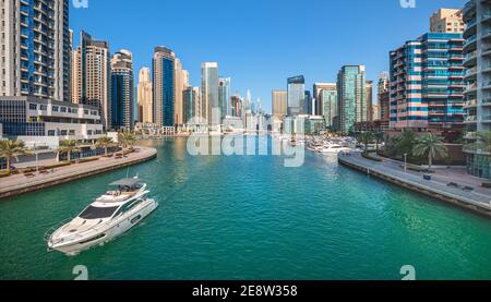 Ammira i lussuosi grattacieli della Marina di Dubai dall'isola artificiale di Palm a Dubai, Emirati Arabi Uniti Foto Stock