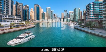 Ammira i lussuosi grattacieli della Marina di Dubai dall'isola artificiale di Palm a Dubai, Emirati Arabi Uniti Foto Stock