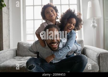 Primo piano su afroamericano uomo piggy sostegno capretti Foto Stock