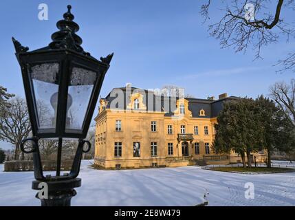 Altranft, Germania. 01 Feb 2021. La neve si trova nel parco presso la casa padronale barocca di Altranft vicino a Bad Freienwalde, che appartiene al 'Museo Altranft - laboratorio per la cultura rurale'. Credit: Patrick Pleul/dpa-Zentralbild/ZB/dpa/Alamy Live News Foto Stock
