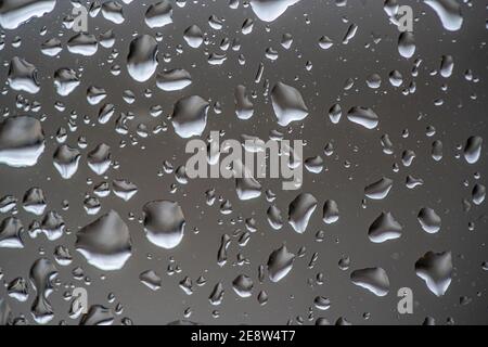 Tempo piovoso, pioggia su una finestra pane, Foto Stock