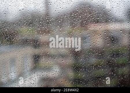 Tempo piovoso, pioggia su una finestra pane, Foto Stock