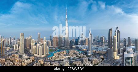 Dubai, DUBAI, EMIRATI ARABI UNITI - MARZO: Vista sul moderno centro di Dubai con i grattacieli, il Burj Khalifa e la trafficata strada Shaek Zayed con Evenin, Emirati Arabi Uniti Foto Stock