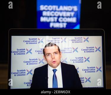 Glasgow, Scozia, Regno Unito. 1 febbraio 2021. Nella foto: Il leader conservatore scozzese Douglas Ross fornisce oggi la risposta unionista ai recenti annunci della SNP di una "roadmap" e di una "taskforce" per spingere per un altro referendum. Il leader conservatore scozzese Douglas Ross ha sfidato Nicola Sturgeon a discutere questo mese sul futuro della Scozia se quest'anno l'SNP non smetterà di spingere per indyref2. Parlando oggi, Douglas Ross ha detto che dobbiamo avere un'elezione di Covid ma possiamo ancora fermare un referendum di Covid. Credit: Colin Fisher/Alamy Live News Foto Stock