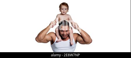 Foto panoramica amorevole forte muscoloso misto razza papà tenendo la sua piccola adorabile figlia carina sulle spalle isolato su sfondo bianco studio. Copia Foto Stock