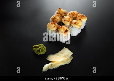 panini caldi al forno su sfondo scuro. Menu Sushi Roll Sushi fritto. Cibo giapponese. Immagine ad altissima risoluzione Foto Stock