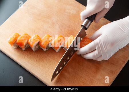 cuochi maschili che preparano il sushi nella cucina del ristorante. Piatto Foto Stock