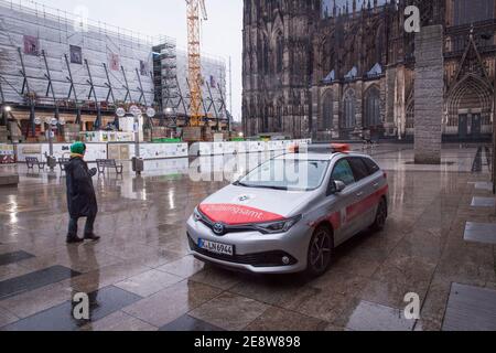 Auto dell'Ufficio dell'Ordine pubblico di fronte alla cattedrale, Colonia, Germania. Fahrzeug des Ordnungsamt auf der Domplatte, Koeln, Deutschland. Foto Stock