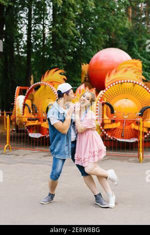 Felice giovane coppia innamorato divertirsi in un divertimento parco e balli Foto Stock