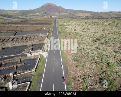 Isola di Lanzarote, Spagna - 16 gennaio 2021: Persone che pedalano sulla sua bici da corsa nell'isola di Lanzarote, Spagna Foto Stock