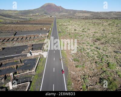 Isola di Lanzarote, Spagna - 16 gennaio 2021: Persone che pedalano sulla sua bici da corsa nell'isola di Lanzarote, Spagna Foto Stock