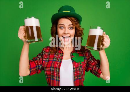 Primo piano ritratto di bella bella bella bella allegra allegra allegra ragazza con capelli ondulati in camicia controllata che tiene in mano birra artigianale birreria avendo divertimento isolato Foto Stock