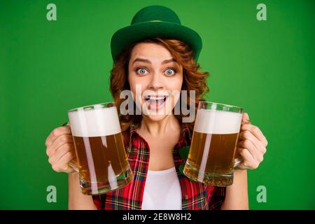 Primo piano ritratto di lei bella bella bella bella bella bella felice allegra ragazza con capelli ondulati in camicia controllata che tiene in mano mestiere birra isolata Foto Stock