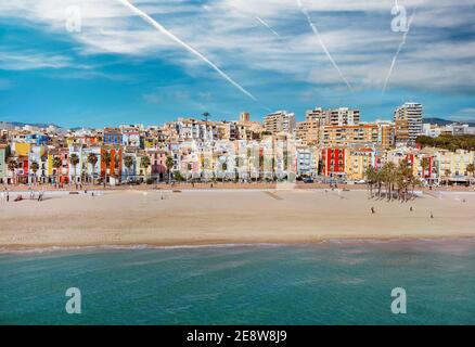 Punto aereo drone vista panoramica costa e la Vila Joiosa Villajoyosa villaggio turistico paesaggio urbano vista dall'alto, spiaggia di sabbia e mare mediterraneo Foto Stock