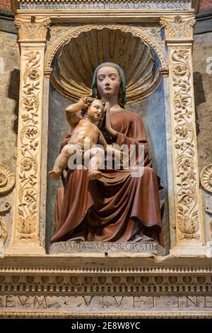 VERONA, ITALIA - 1 MAGGIO 2016 - interno della Chiesa di Sant'Anastasia a Verona. Sant'Anastasia è una chiesa dell'ordine domenicano a Verona, era Foto Stock