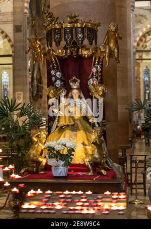 VERONA, ITALIA - 1 MAGGIO 2016 - interno della Chiesa di Sant'Anastasia a Verona. Sant'Anastasia è una chiesa dell'ordine domenicano a Verona, era Foto Stock