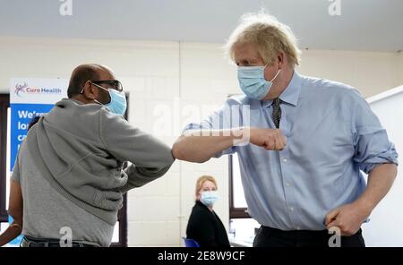 Il primo ministro Boris Johnson gomito urta Ismail Patel dopo aver ottenuto il suo jab durante una visita ad un centro di vaccinazione del coronavirus a Batley, nello Yorkshire occidentale. Data immagine: Lunedì 1 febbraio 2021. Foto Stock