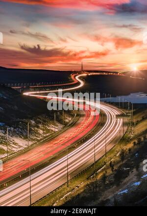 Sentieri di luce M62 del Ponte di Scammonden Foto Stock