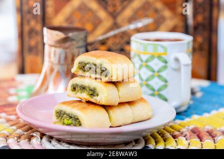 Dolci arabi, maamoul e caffè su sfondo tradizionale Foto Stock