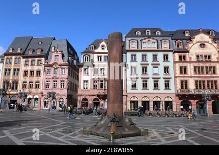 MARZO 30-MAGONZA, GERMANIA-Market Place con monumenti storici, edifici e persone.Marzo 30,2015 a Magonza, Germania. Foto Stock