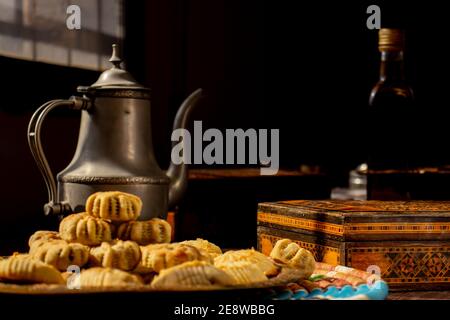 Dolci arabi, maamoul e caffè su sfondo tradizionale Foto Stock