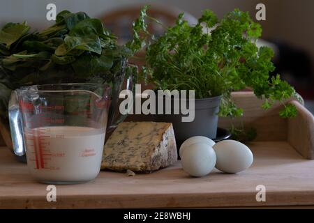 Ingredienti per la preparazione di Quiche esposti sul tavolo dei macellai - ritratto Foto Stock