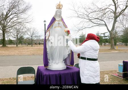 Una statua della Vergine Maria nel Padiglione del Vaticano nel Parco di Flushing Meadows Corona dove Maria e Gesù apparvero a Veronica Lueken. Foto Stock