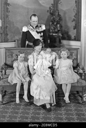 Corona principessa Märtha di Norvegia. 1901-1954. Figlia del principe svedese Carl. Qui con suo figlio e futuro re di Norvegia, il principe ereditario Harald in grembo con le figlie Ragnhild e Astrid. Il principe Harald è nato il 21 1937 febbraio. In piedi il principe della corona Olav V. Foto Stock
