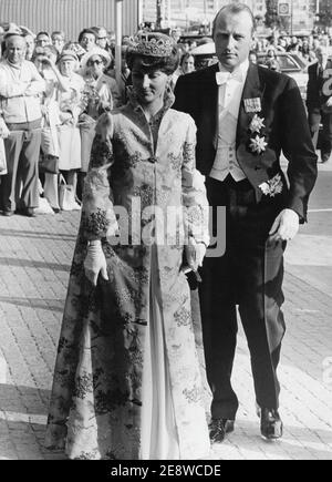 Re Harald di Norvegia. Nella foto, quando fu principe ereditario con sua moglie Sonja il 19 1976 giugno, in occasione del matrimonio del re svedese Carl XVI Gustaf e Silvia Sommerlats. Foto Stock