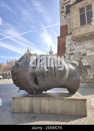 Cracovia, Polonia - 23 settembre 2019: La scultura di Eros Bendato sulla piazza principale di Cracovia. Foto Stock