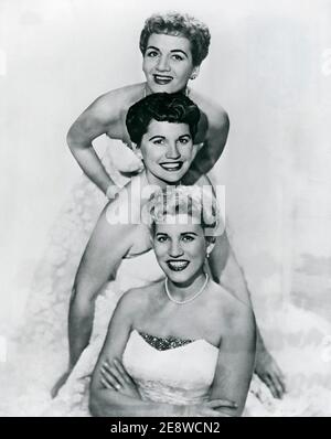 Le Sorelle Andrew. Un gruppo americano close Harmony cantando delle epoche swing e boogie-woogie. Il gruppo era composto da tre suore: Contralto LaVerne Sophia (6 luglio 1911 – 8 maggio 1967), soprano Maxene Anglyn (3 gennaio 1916 – 21 ottobre 1995) e mezzosoprano Patricia Marie 'Patty' (16 febbraio 1918 – 30 gennaio 2013). Uno dei loro successi più grandi è Rum e Coca Cola. Qui nel 1957. Foto Stock