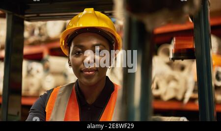 Donna africana che lavora in un magazzino tessile Foto Stock