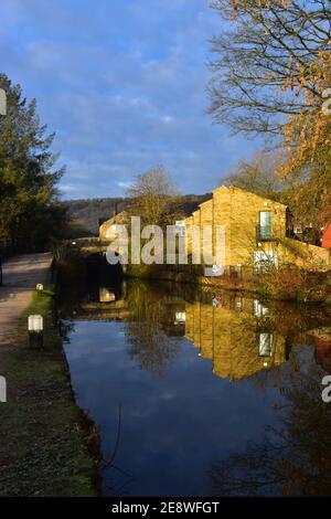 Hebden Bridge Little Theatre e Back Pit Lock si riflettono nel Rochdale Canal, Hebden Bridge, Calderdale, West Yorkshire Foto Stock